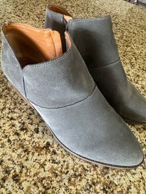 Lucky Brand Gray Suede Chukka Boots with Tan Lining sz 10